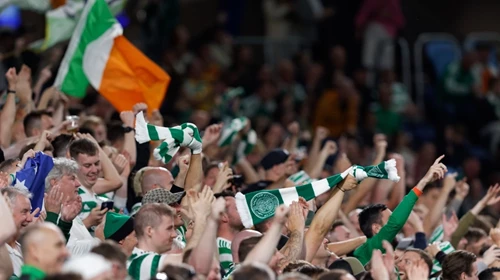 Begeisterte Zuschauer auf den Tribünen des Celtic Parks schwenken ihre grün-weiß gestreiften Schals. Spüren Sie die weltberühmte Atmosphäre hautnah bei einer Fanreise.